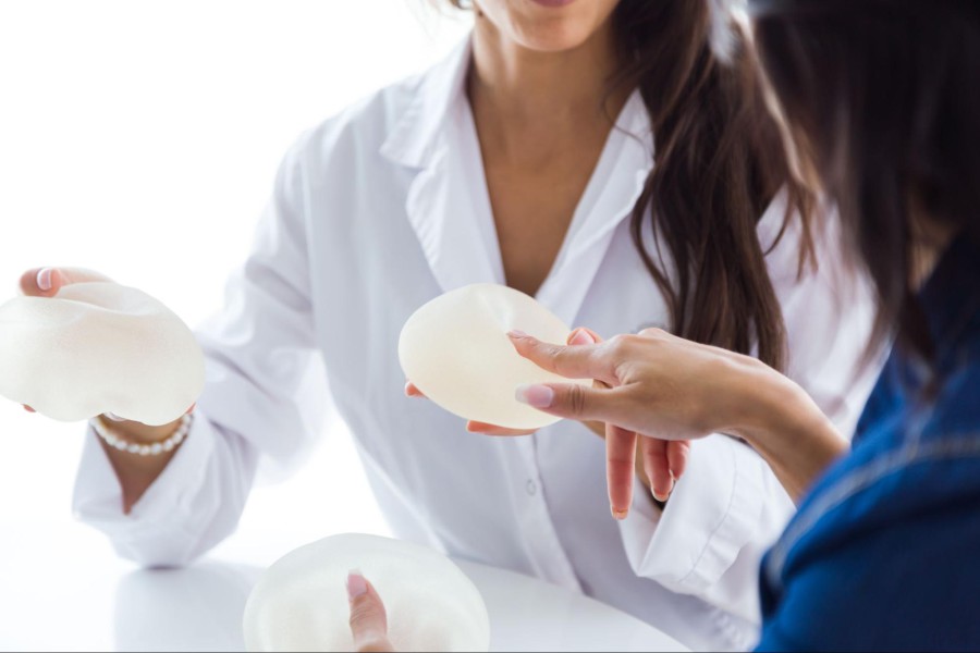 隆乳後遺症有哪些？隆乳老了怎麼辦？掌握7大風險與處理方式！